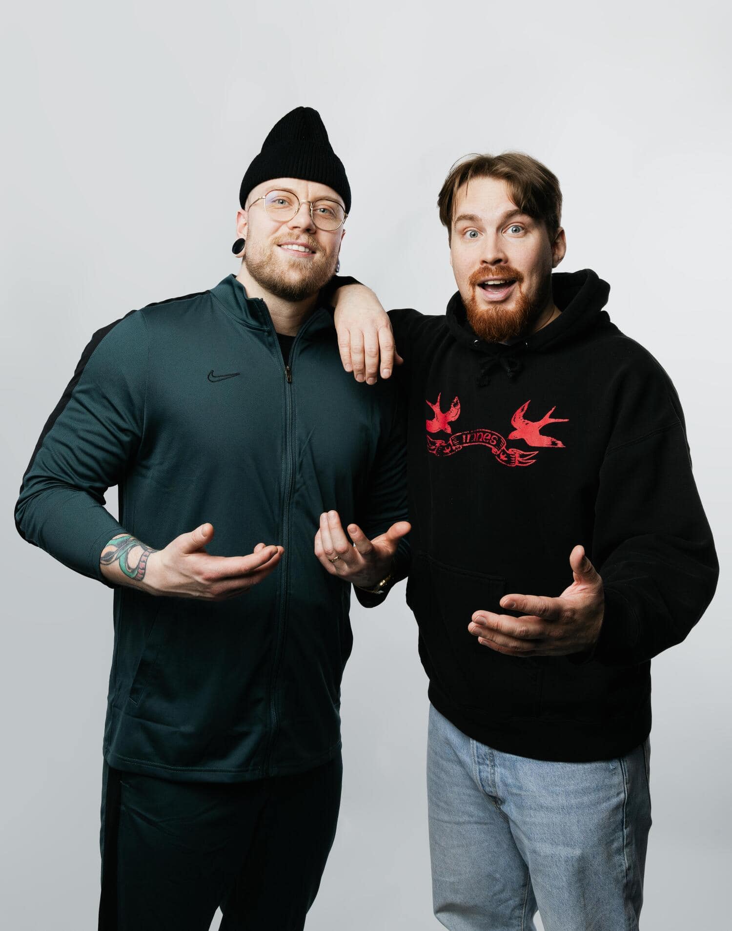 Aleksi Korpijaakko (vas.) ja Ville Tanskanen juontavat Radio Suomiräpin aamua.