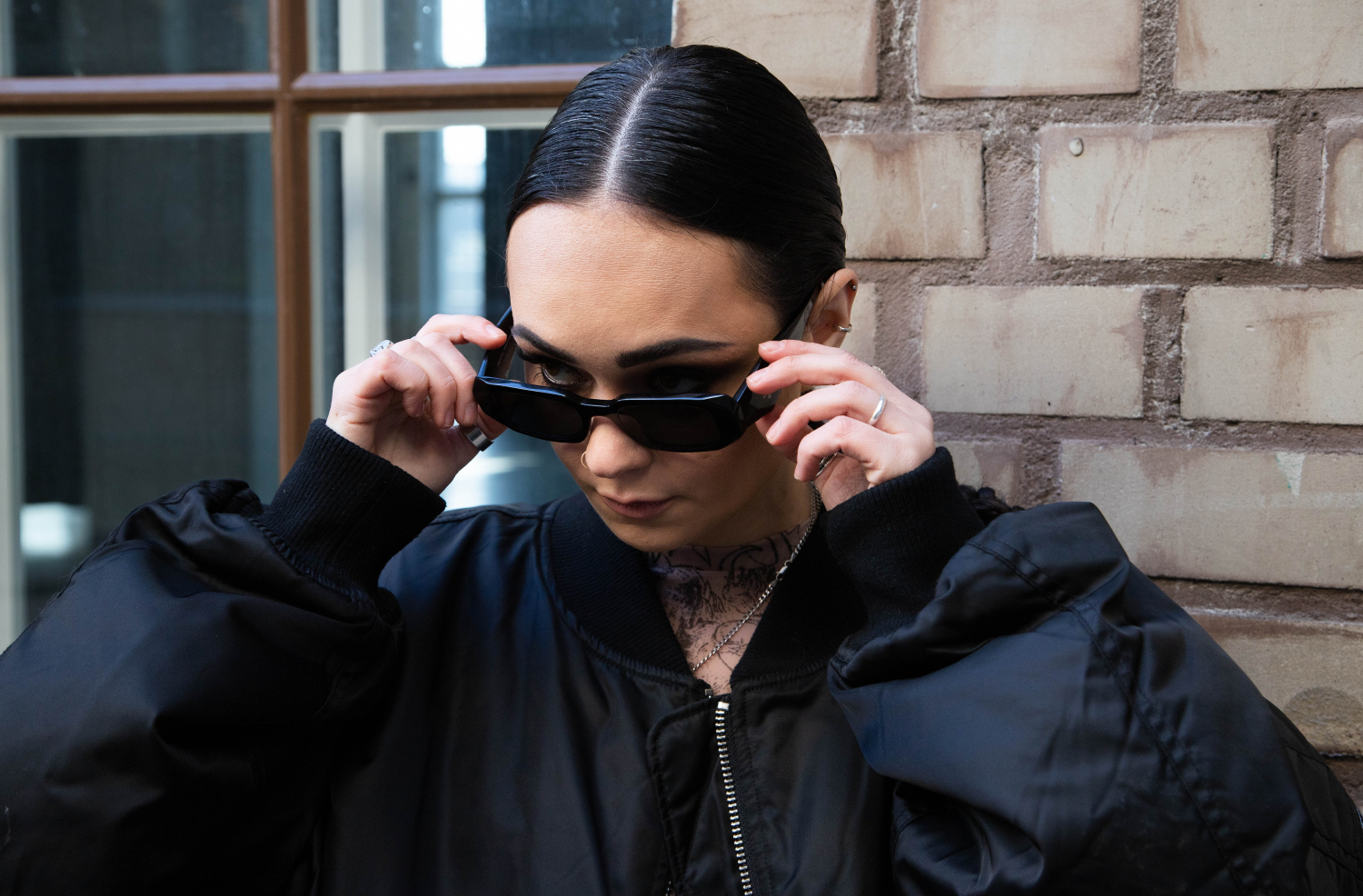 Myös aurinkolaseissa toistuu tuttu väri: musta.