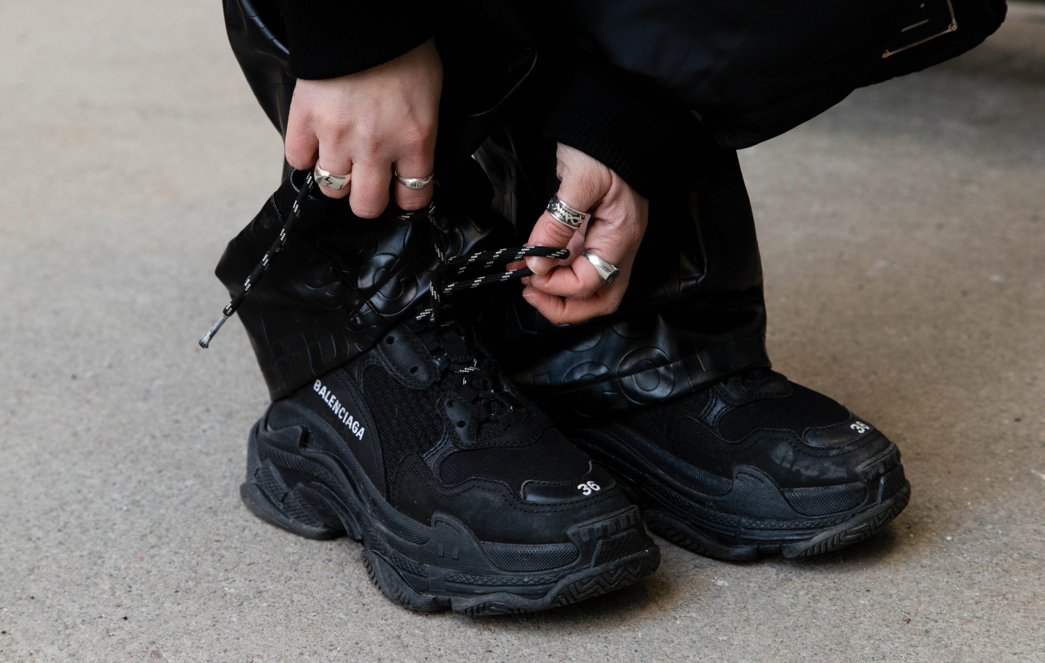 Myös kengät saavat olla omaa kokoa isommat. Isot lenkkarit tuovat hyvää särmää yksinkertaisempaankin asuun.