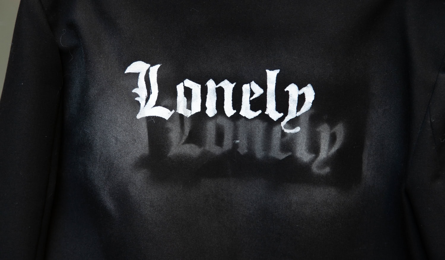 Artistin mielestä on siistiä, että tuunatuilla vaatteilla voi kertoa jonkin tarinan.