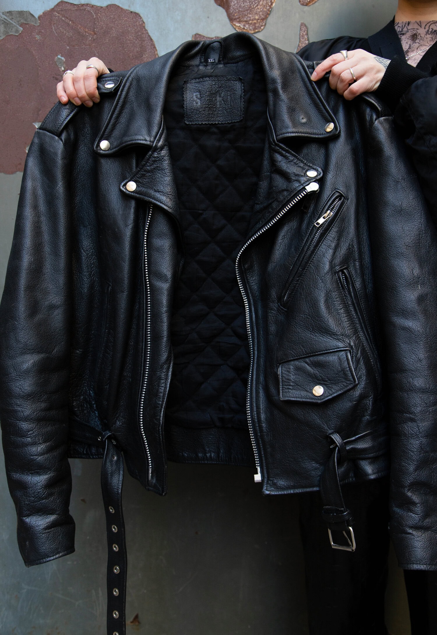 Tämä nahkatakki on yksi Sini Yaseminin rakkaimmista tyyliaarteista. Se on kulkenut hänen mukanaan jo 13 vuotta.