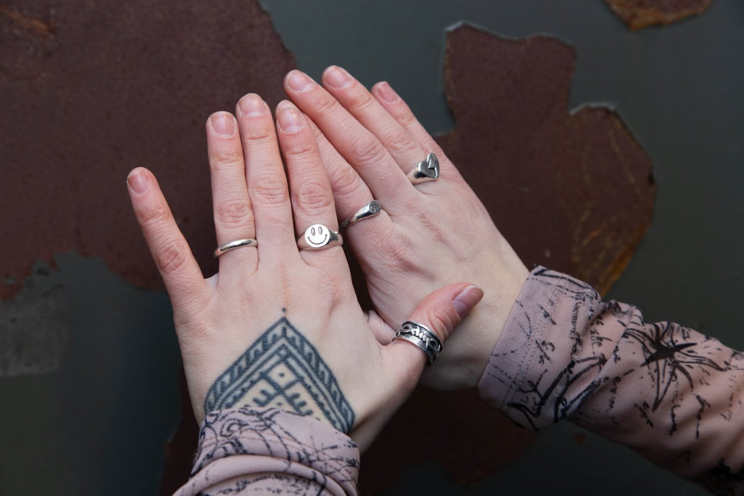 Artistin ystävä tekee hopeasormuksia.