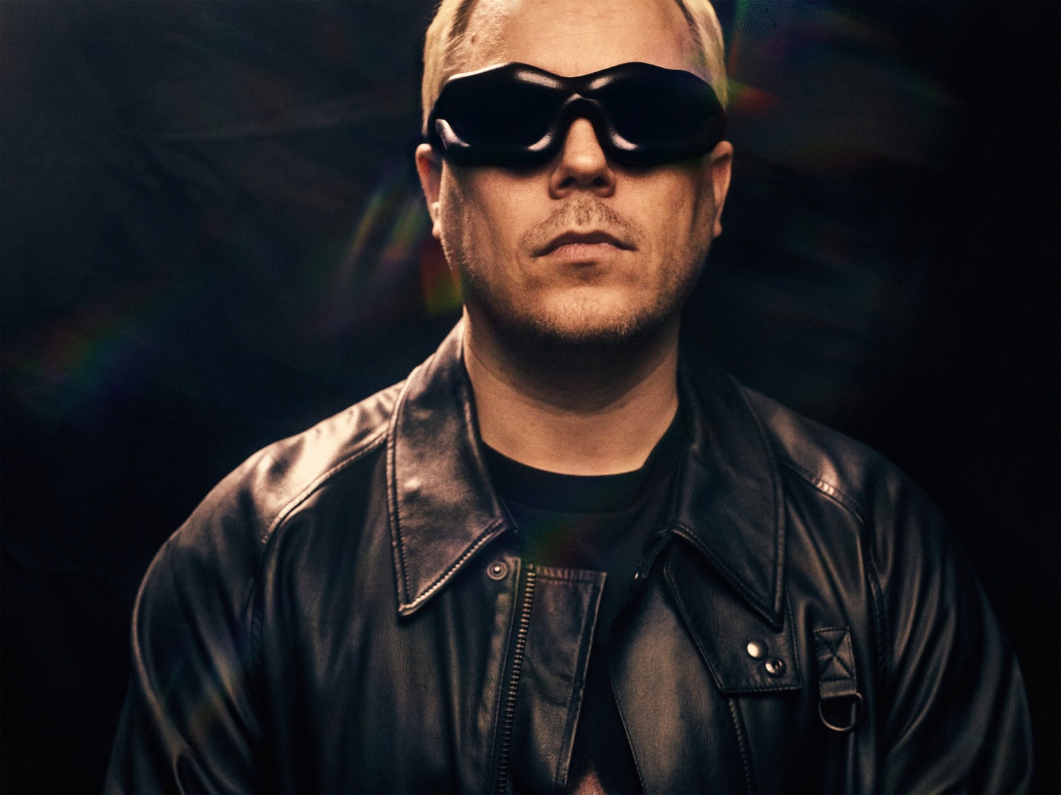 Artistin uudelta levyltä löytyvät muun muassa kappaleet Suoraan sydämeen, Istun sun kyytiin ja Et voi ostaa rakkautta.