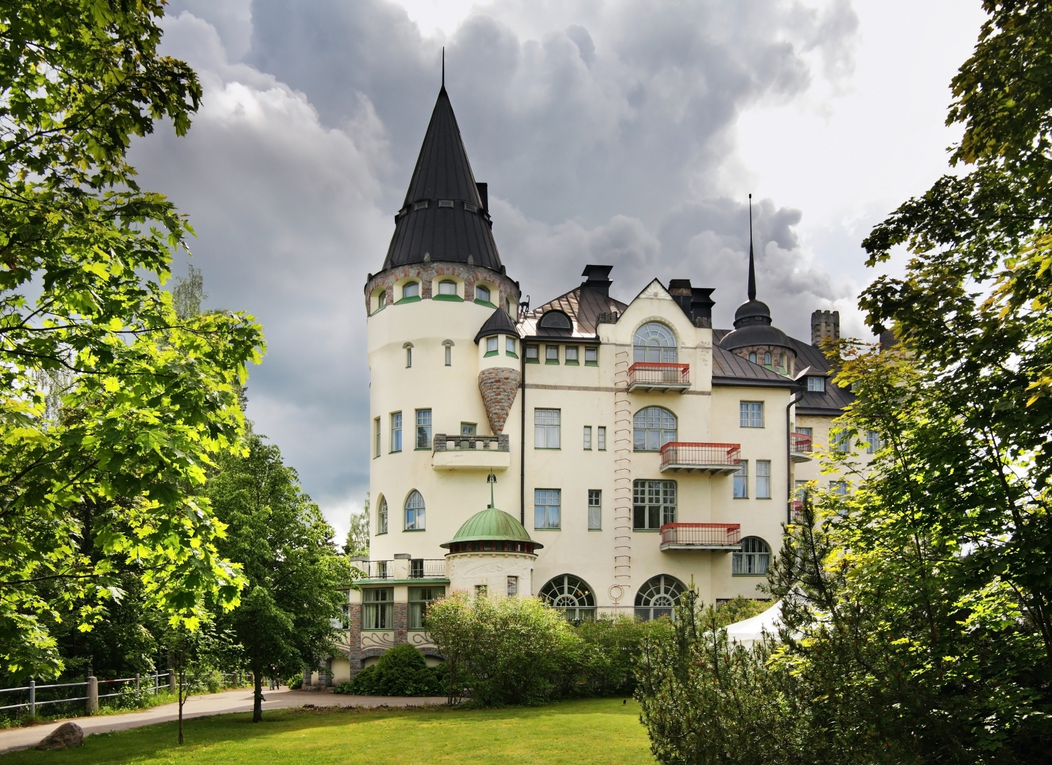 Imatran valtionhotelli on arkkitehtuuriltaan ainutlaatuinen.