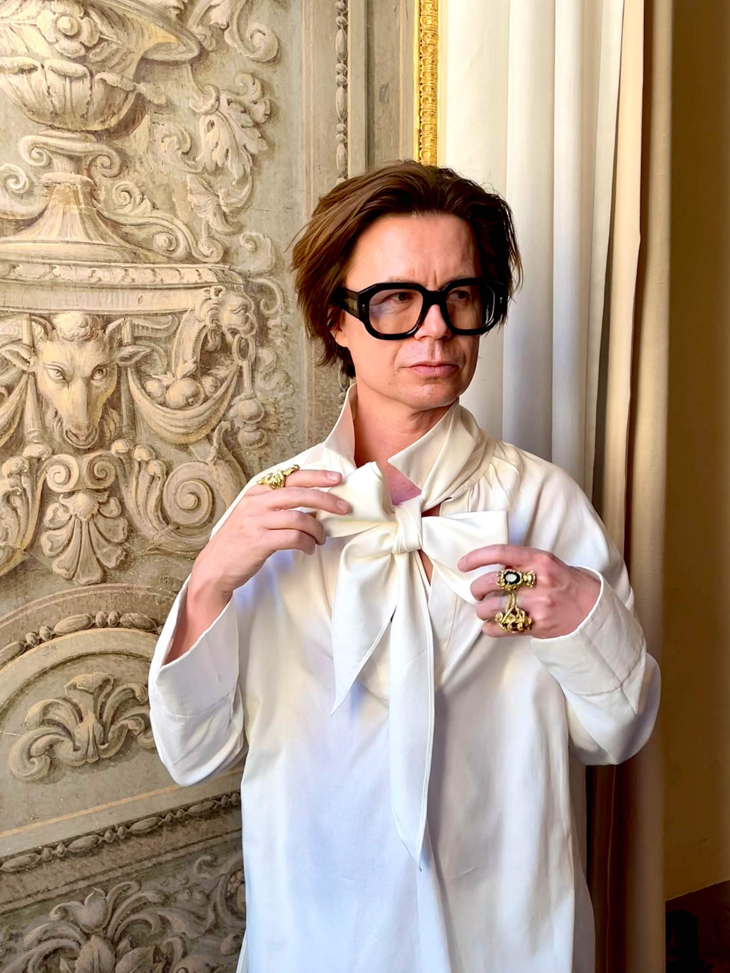 Sykkö on tunnistettava hahmo näyttävissä silmälaseissaan.