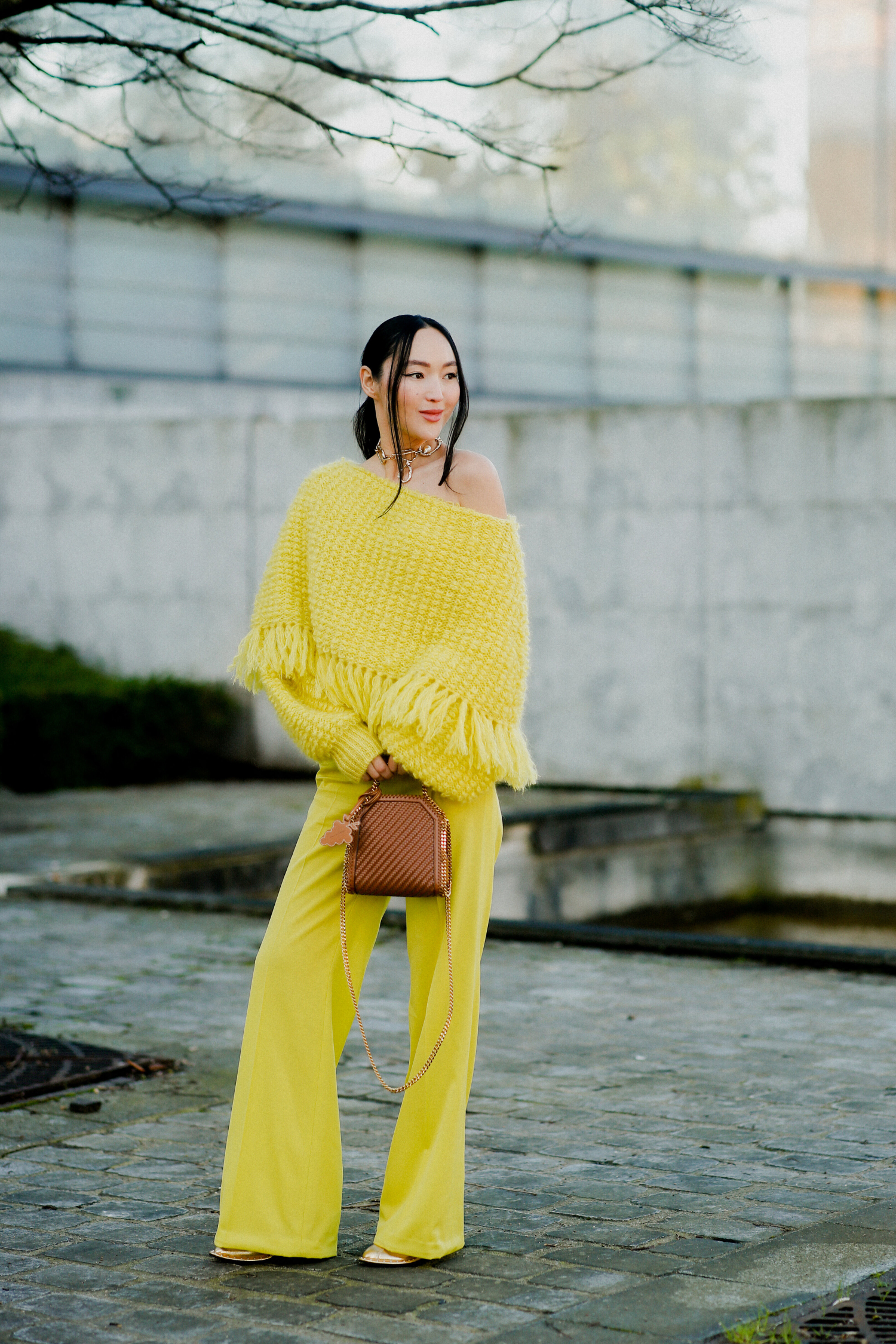 Korlan Madi saapumassa Stella McCartneyn muotinäytökseen alkuvuodesta.