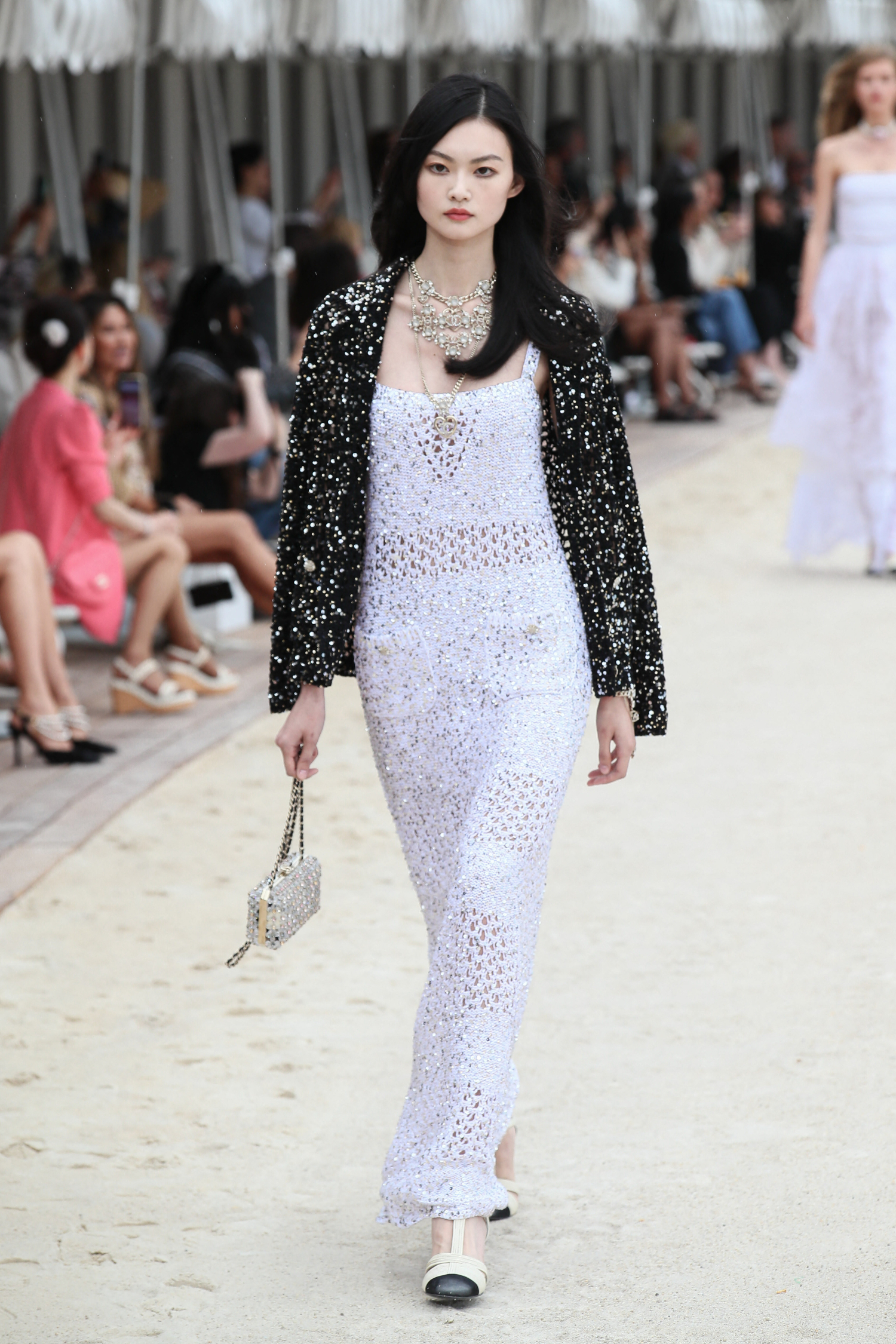 Kyseinen mekko löytyy muotitalo Chanelin Cruise 2023 mallistosta.