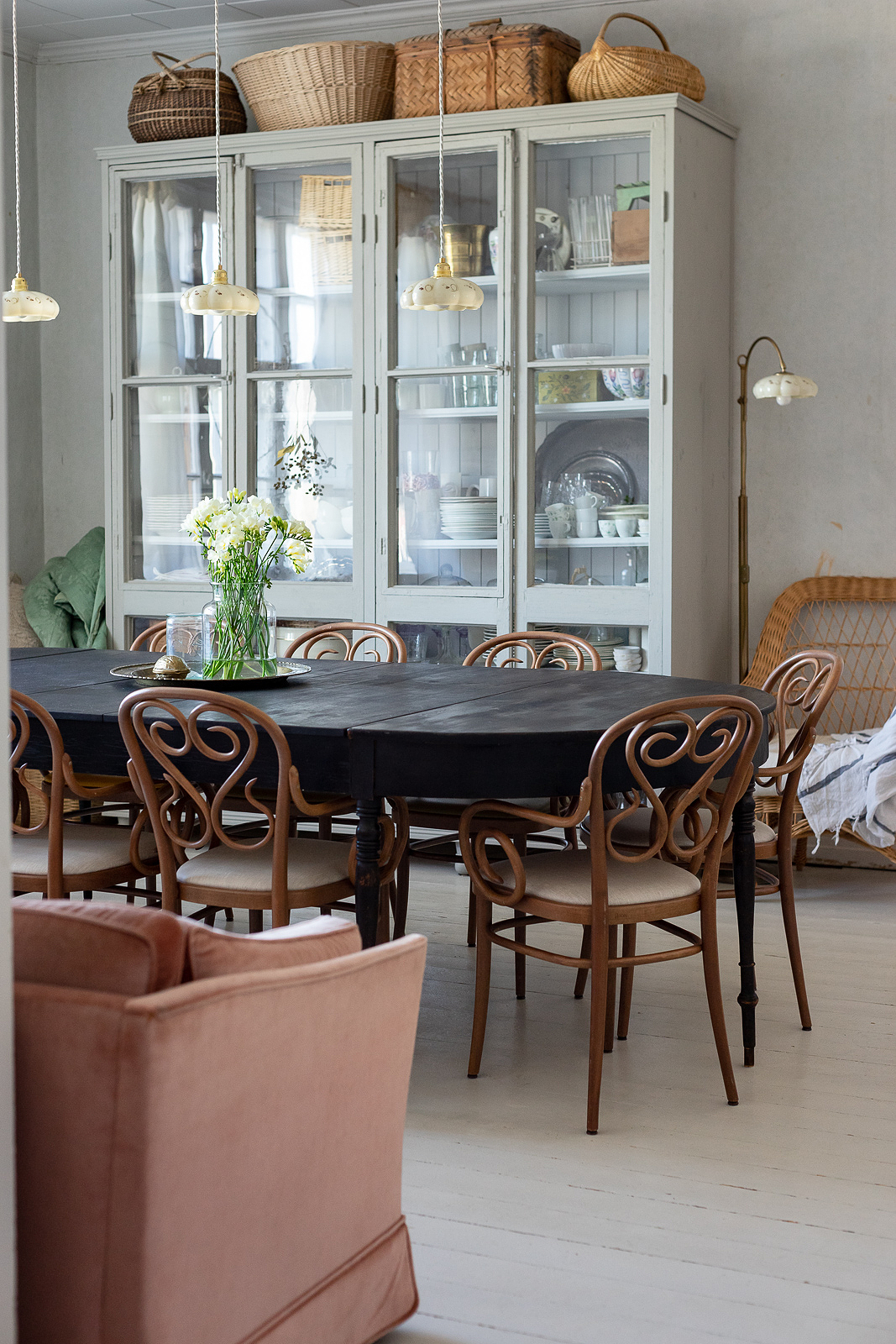 Pöydän keskeltä puuttui alkujaan jatko-osa. Rinkinen tuunasi sen siten, että nyt pöydän ympärille mahtuu kevyesti jopa 10-henkinen seurue.