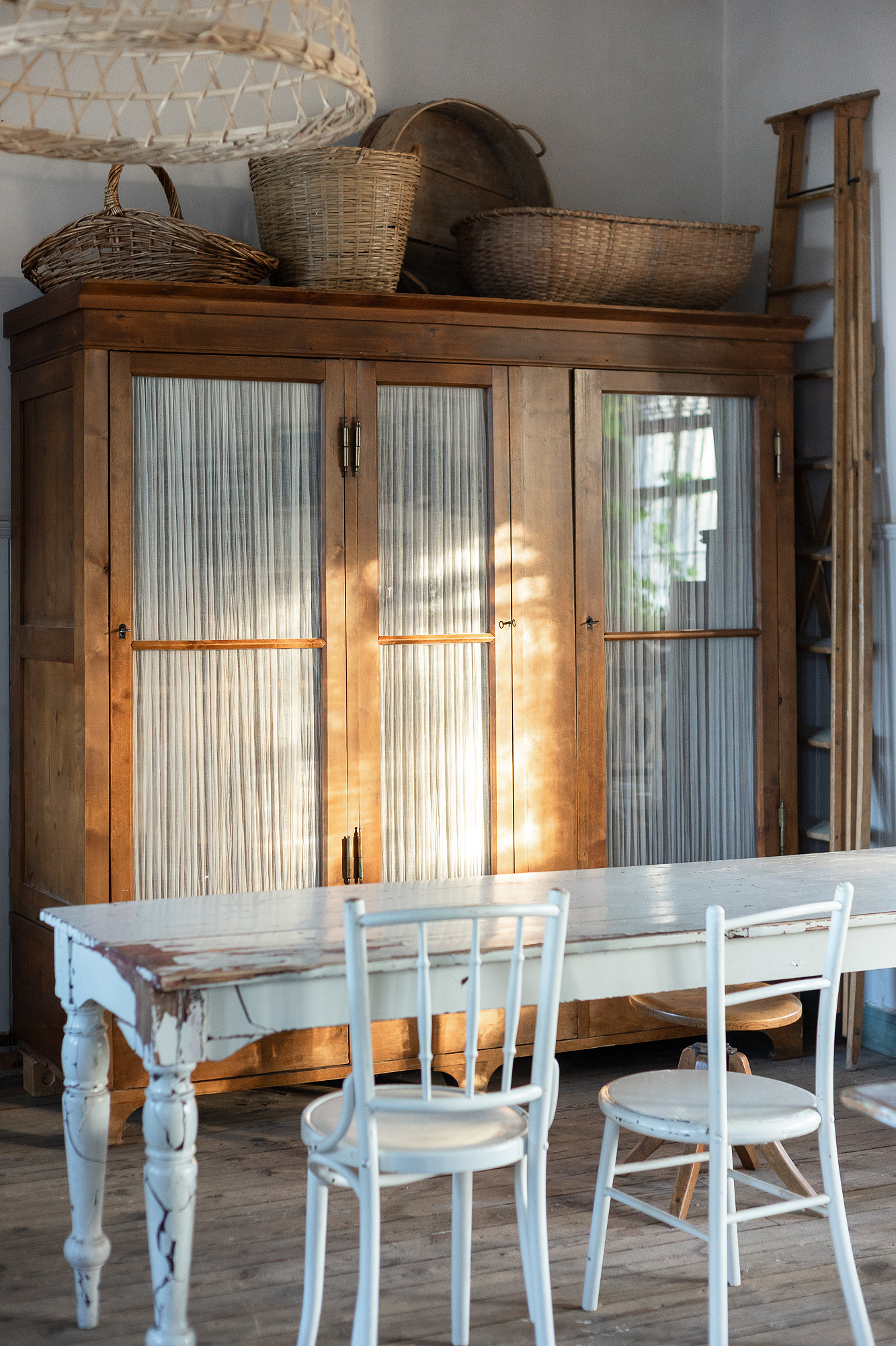 Rinkinen rakensi vitriinikaapin vanhoista koulun ikkunoista, liimapuulevyistä ja muutamasta listasta.