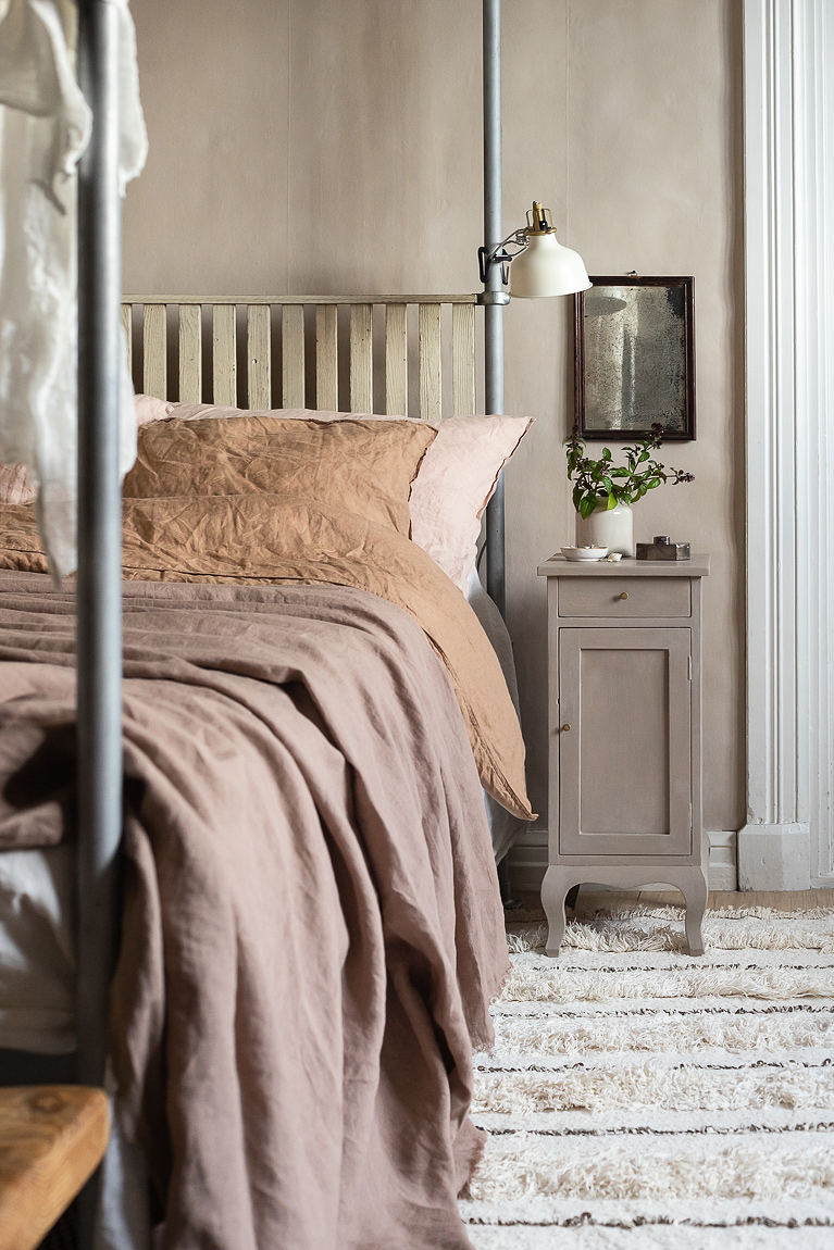 13 vuotta palvellut sänky on rakennettu itse putkikalusteliitoksista ja putkista. Se on yksi kodin suosikkihuonekaluista.