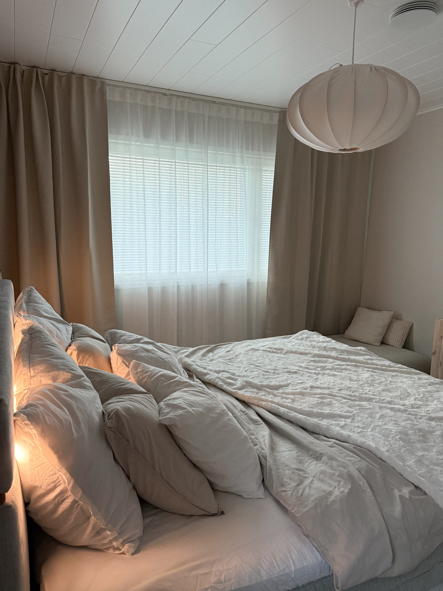 Läpikuultavat verhot vapauttavat huoneisiin juuri sopivasti pehmeää luonnonvaloa.