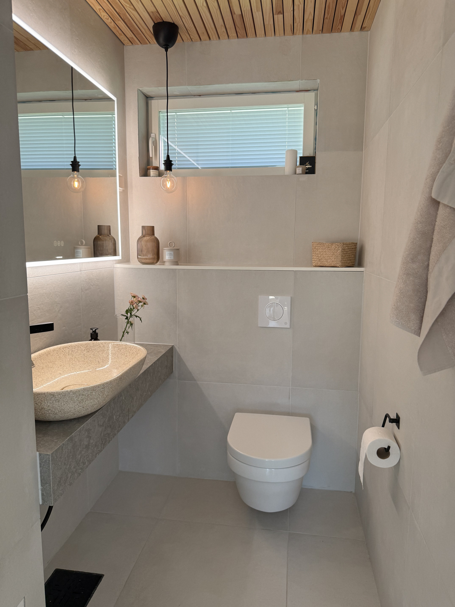 Talon kaikkia huoneita yhdistää yhtenäinen värimaailma.