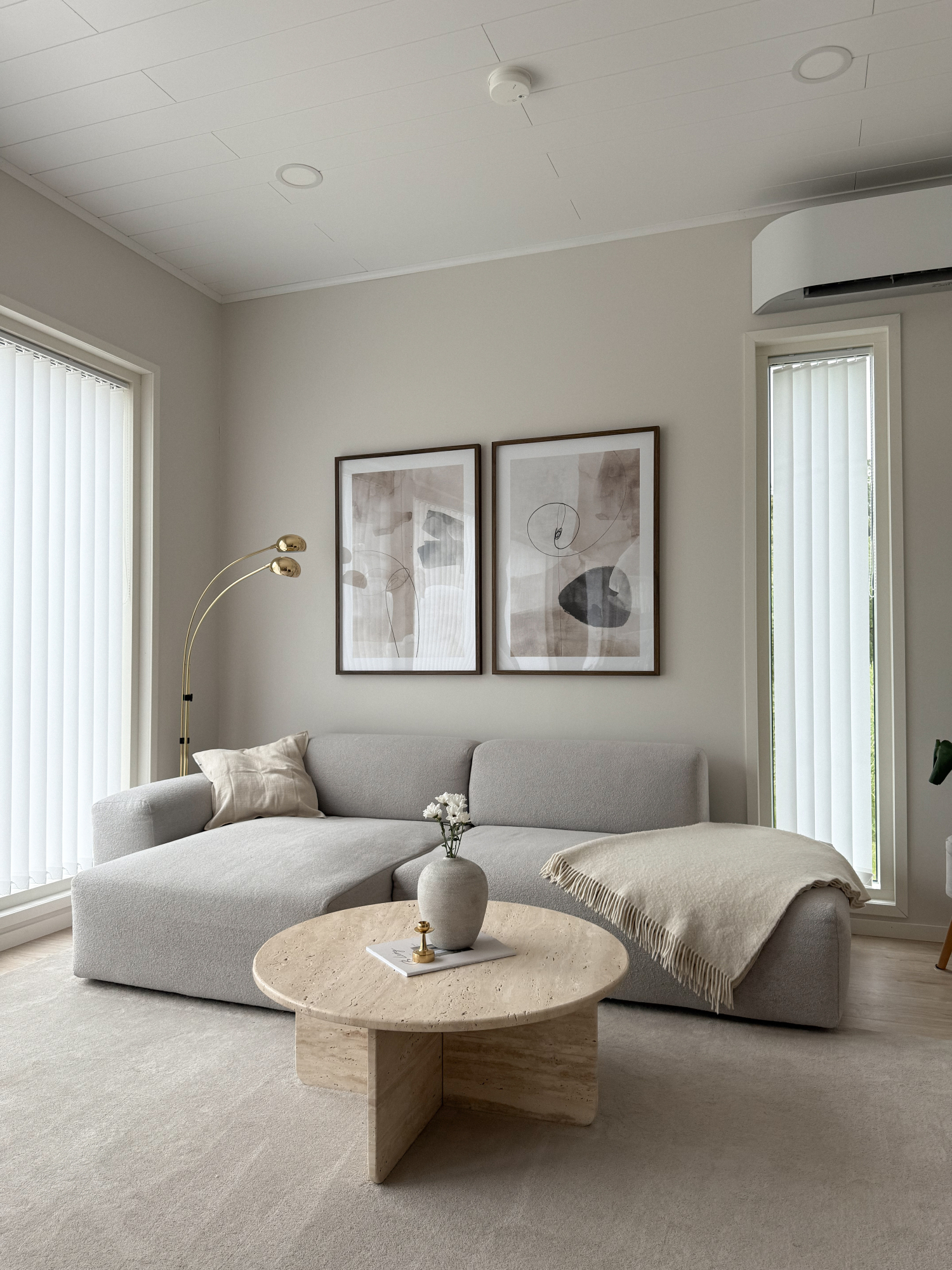 Kodin sisustuksessa korostuvat luonnonmateriaalit sekä luonnolliset sävyt.