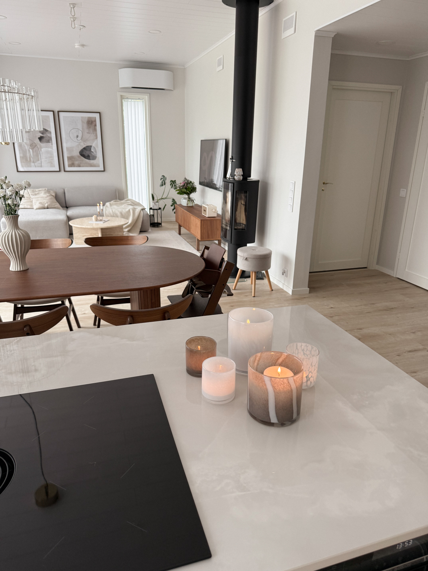 Keittiöstä avautuu näkymä aivan olohuoneen toiseen päähän asti.