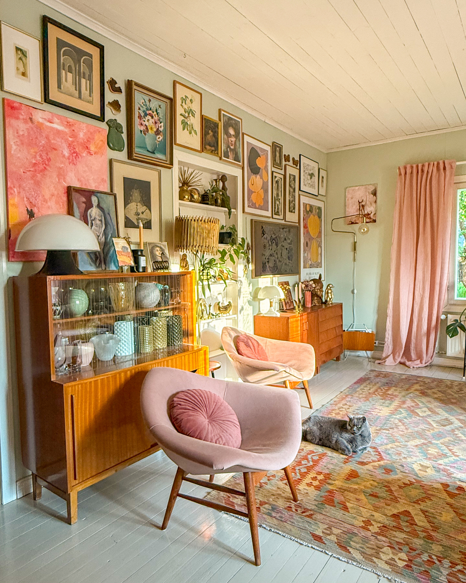 Olohuoneen tauluseinällä riittää paljon kaunista katseltavaa.