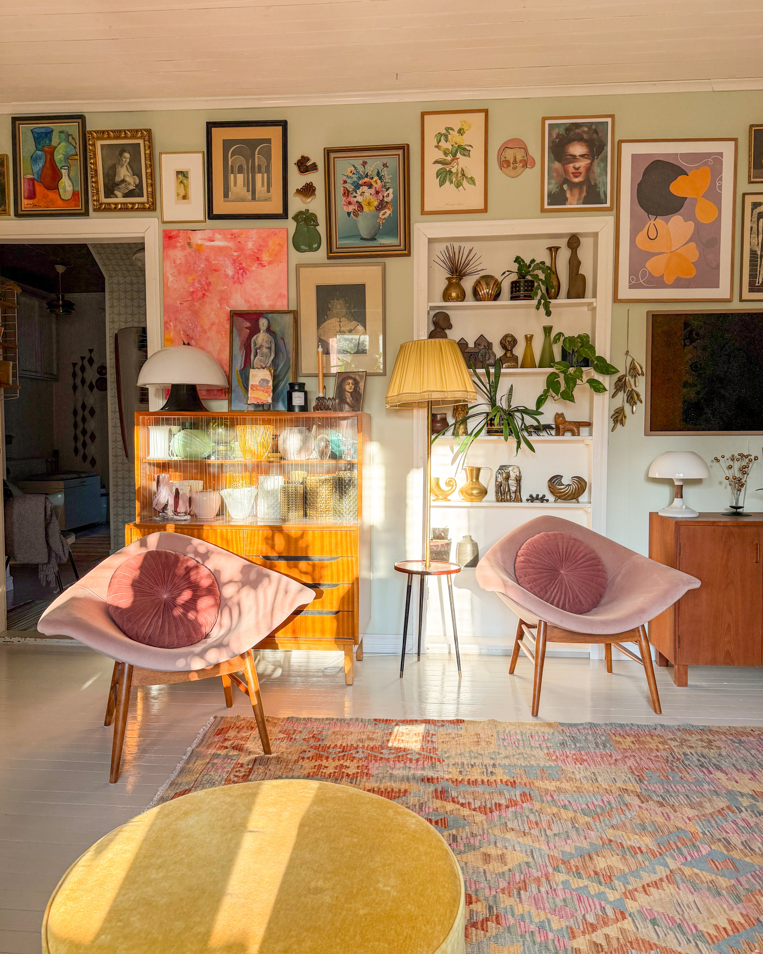 Pitkäsen lempikohta kodissaan on hiljalleen rakentunut tauluseinä.