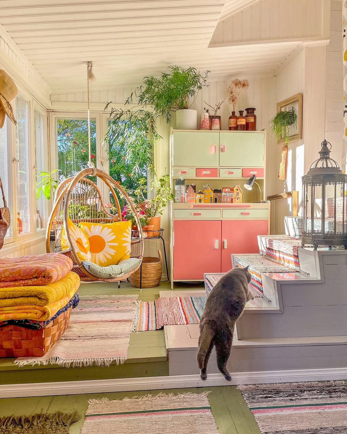 Pitkäsen kodin sisustuksessa näkyvät kaikki mahdolliset värit.