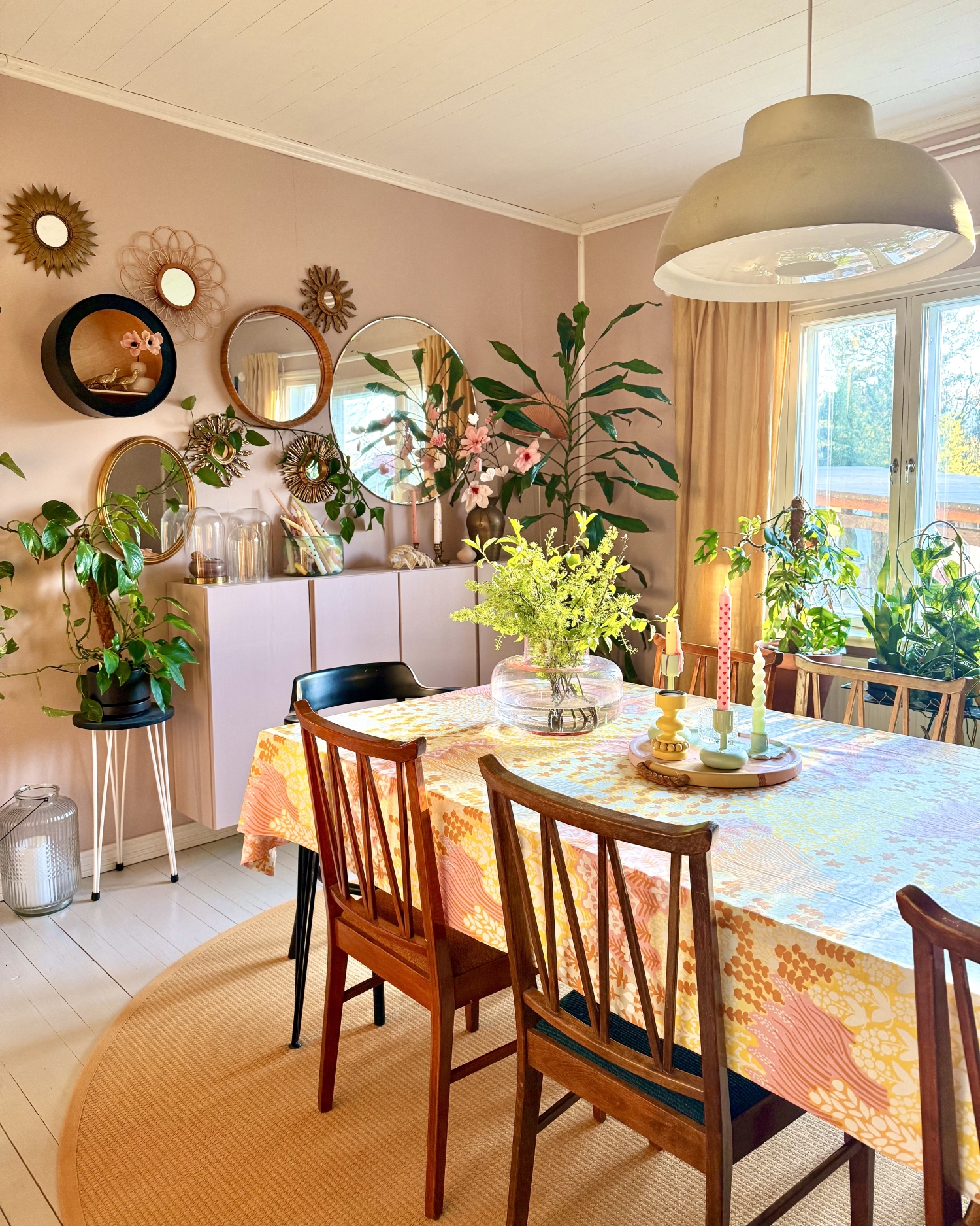 40-luvulla rakennetun talon sisustus on saanut inspiraationsa kirpputoreilta.