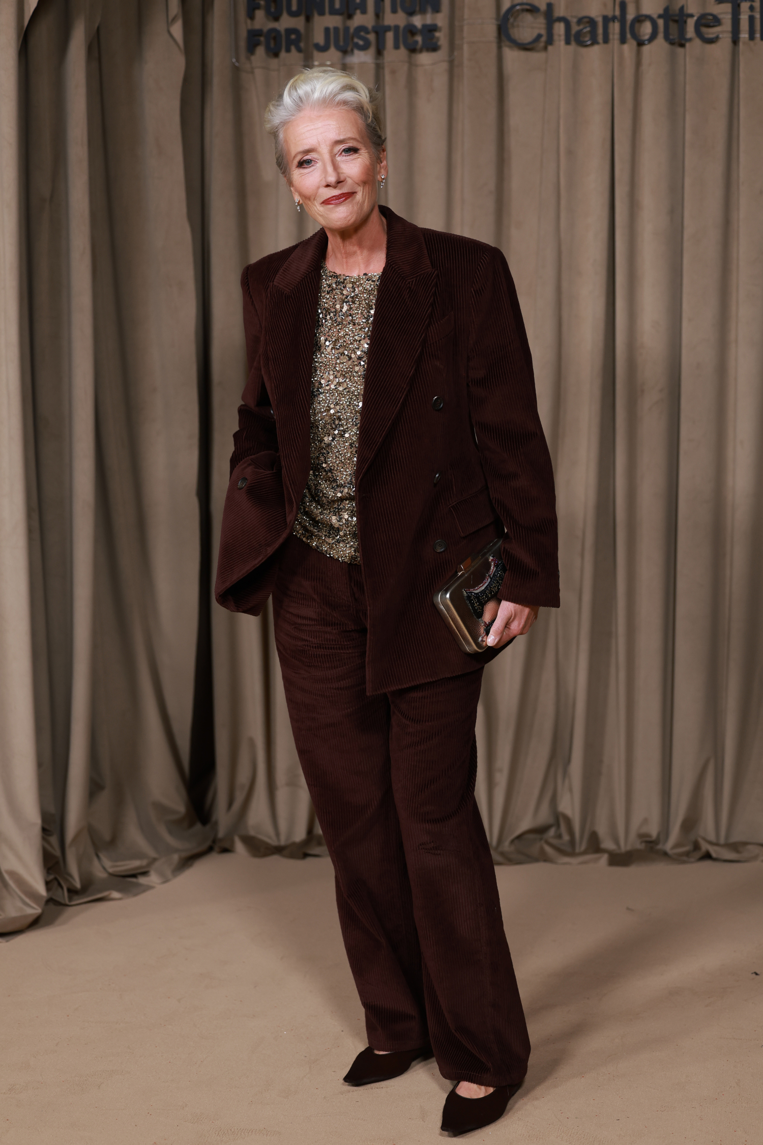 Emma Thompsonin klassinen housupuku erottuu edukseen lukuisten juhlaleninkien keskellä.