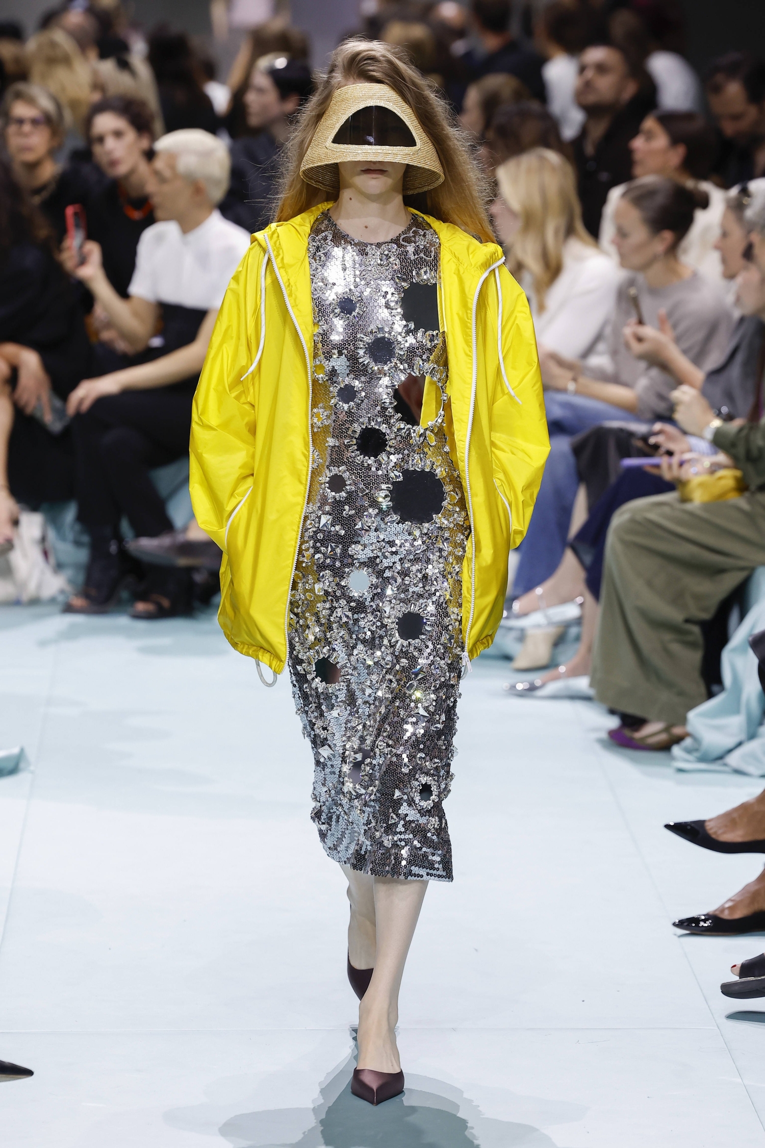 Pradan kevät/kesä 2025 muotinäytös.