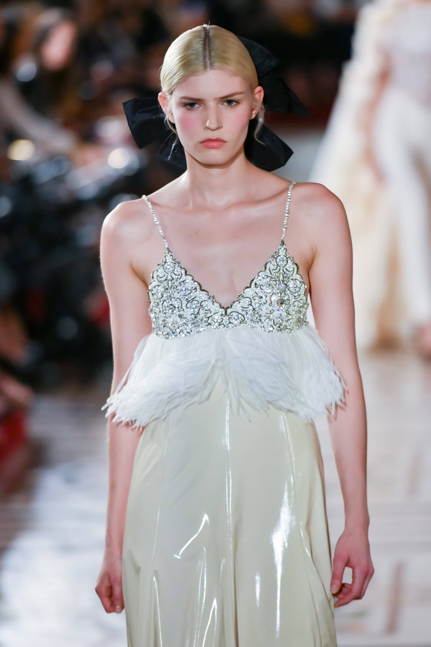 Samankaltainen mekko nähtiin Chanelin Haute Couture -muotinäytöksessä Pariisin muotiviikoilla.