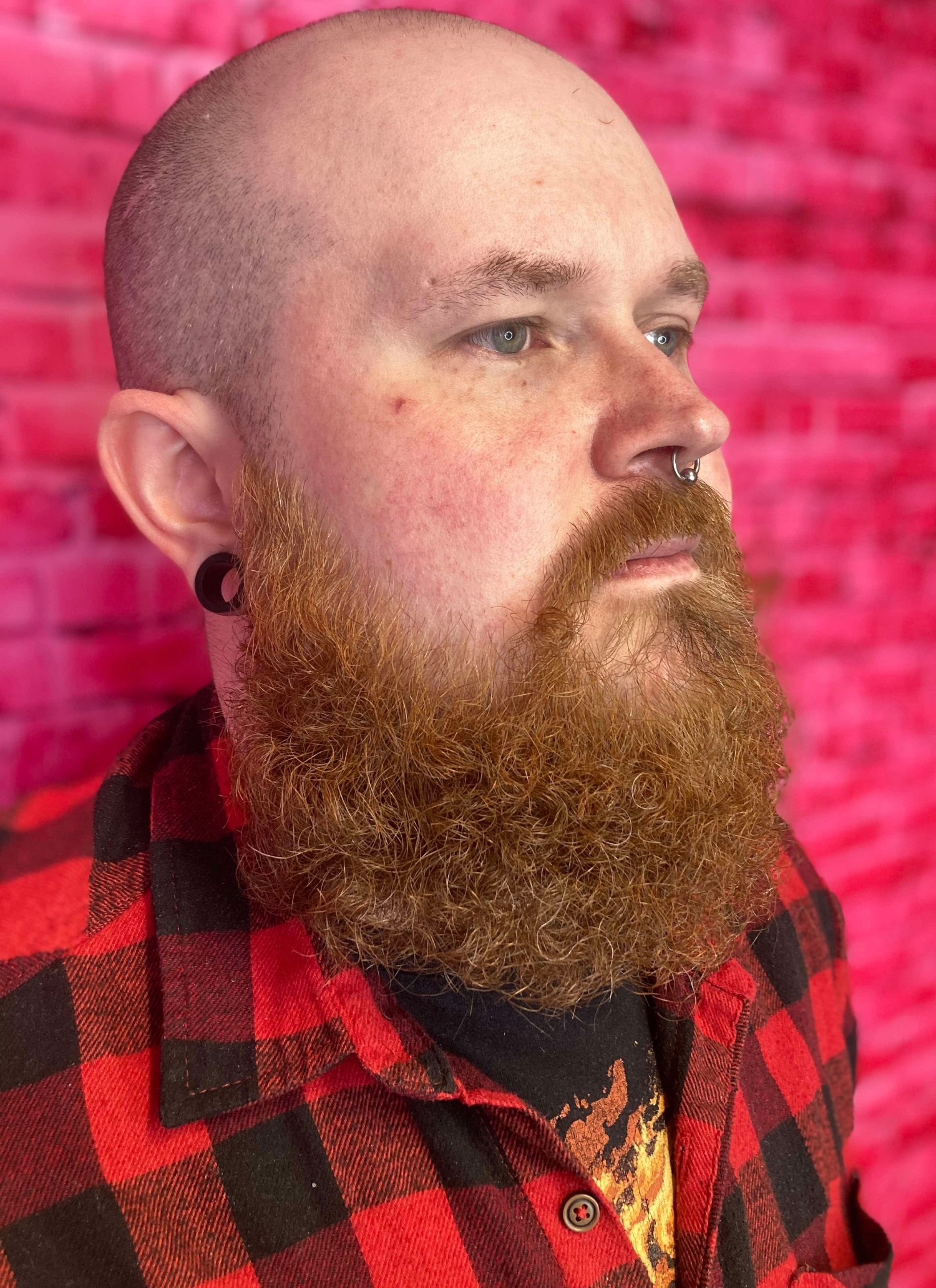 Permanentilla partaan saatiin leikkisää tekstuuria, muotoa ja ryhtiä.