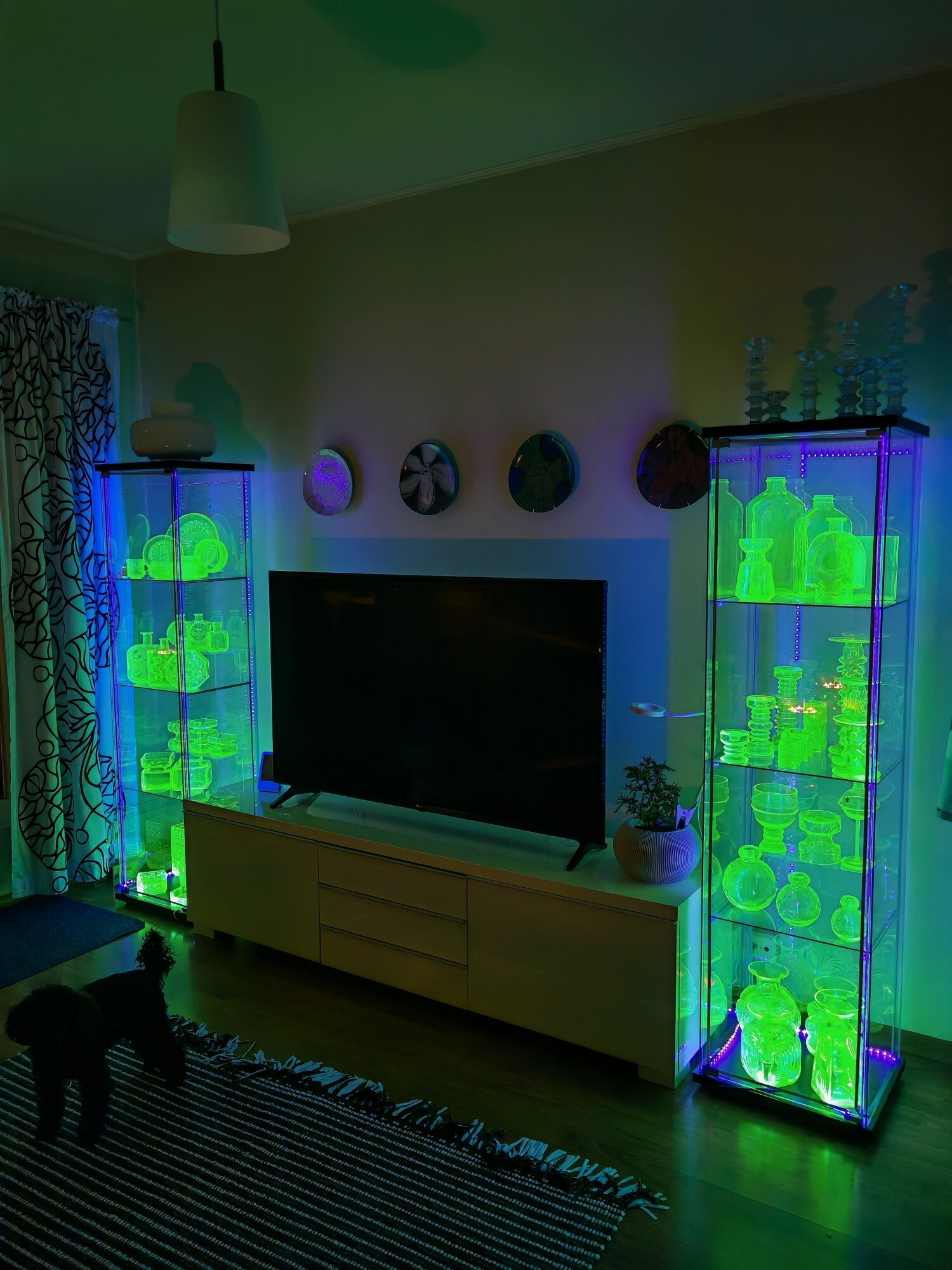 Vitriineihin asennetut UV-valot saavat lasin värjäämisessä käytetyn uraanin hehkumaan upeasti.