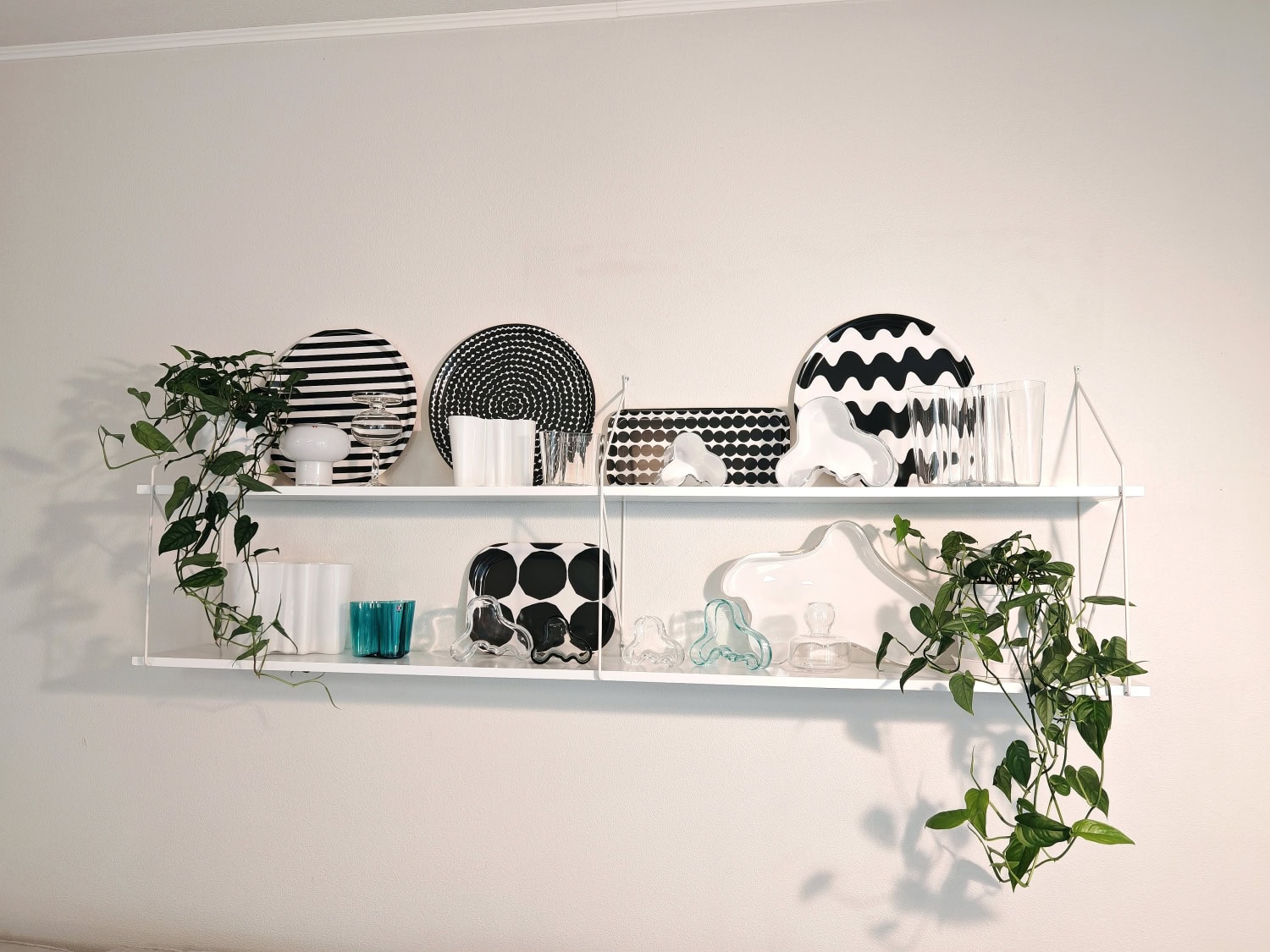 Suomalainen lasi ja design ovat yhtälailla osa Kuuseloiden kodin sisustusta.