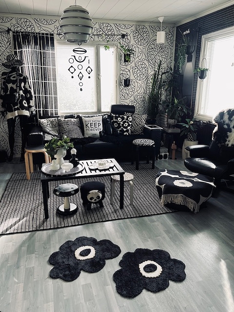 Yksi olohuoneen erikoisuuksista on mallinukke, jolle on puettu villapaita, käsilaukku ja hattu.