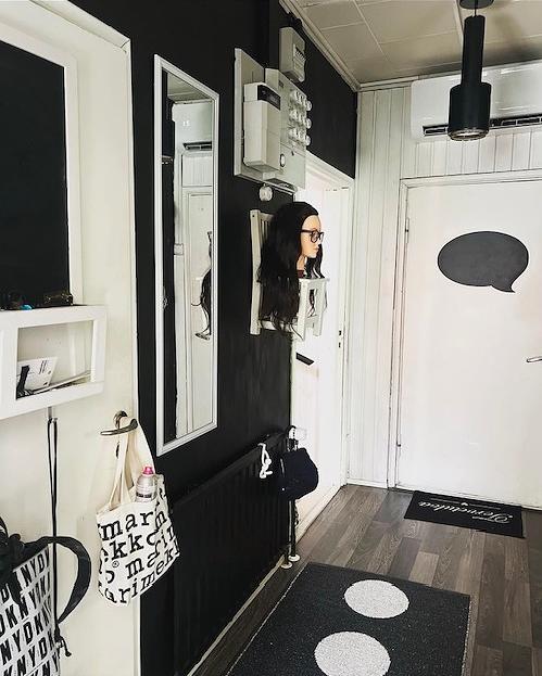 Forsberg-Haavasoja kertoo keräilevänsä kampauspäitä. Yksi niistä on päässyt koristamaan eteistä.