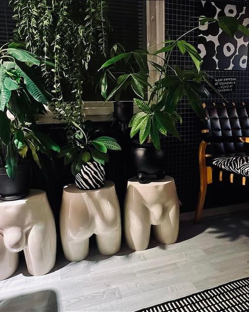 Persoonalliset kukkapöydät jaksavat kannatella isompiakin huonekasveja.