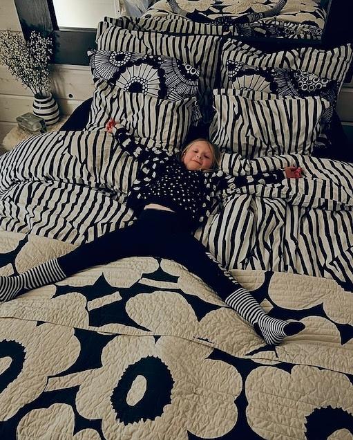 Toisinaan myös perheen jälkikasvu sopii vaatetuksineen sisustukseen.