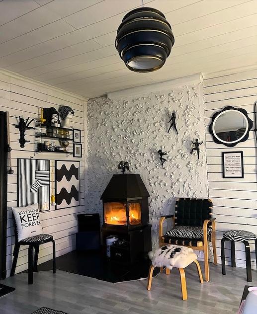 Seinällä kiipeilevät hahmot ovat mustaksi maalattuja Barbie-nukkeja.