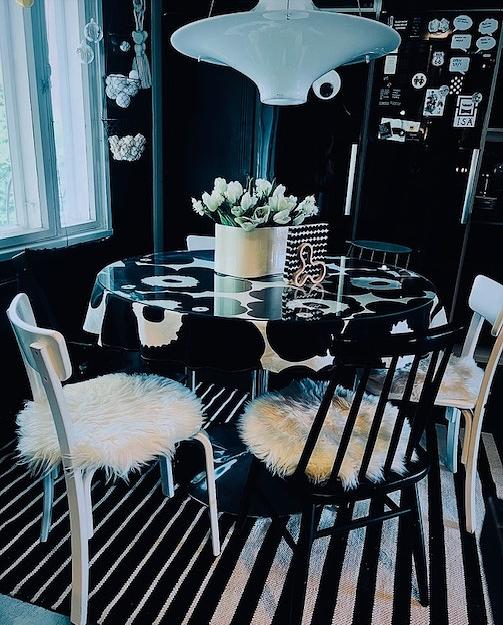 Forsberg-Haavasojan kotoa löytyy runsaasti suomalaista designia, kuten Marimekkoa ja Artekia.