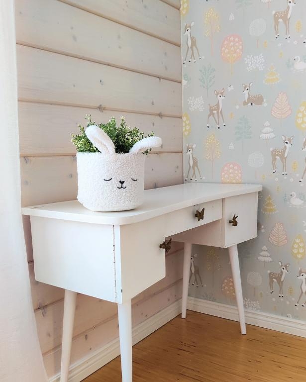 Vaaleat sävyt seinissä ja kalusteissa korostavat kodin valoisuutta.