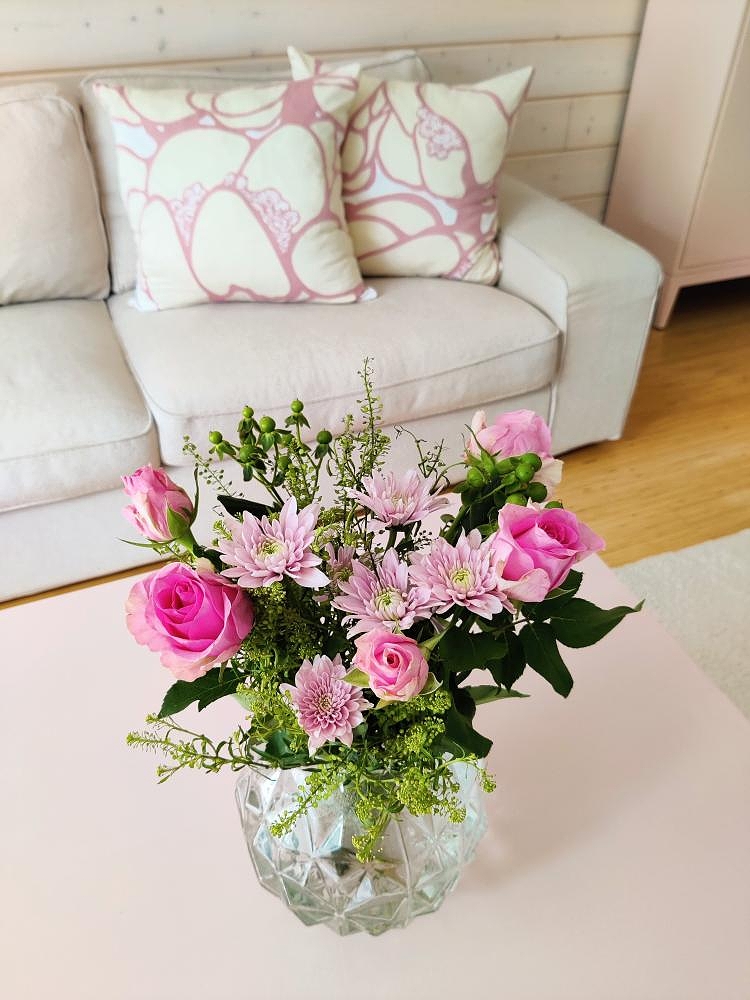 Vaaleanpunaisen eri sävyt luovat kodin sisustuksesta kauniin kokonaisuuden.