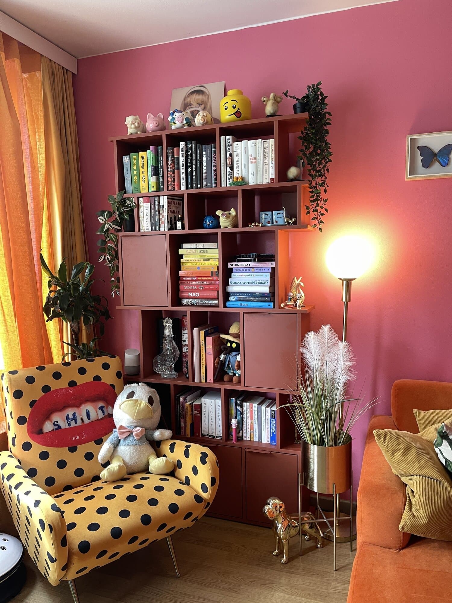 Laitisen olohuoneen näyttävin huonekalu lienee nurkassa sijaitseva värikäs nuojatuoli.