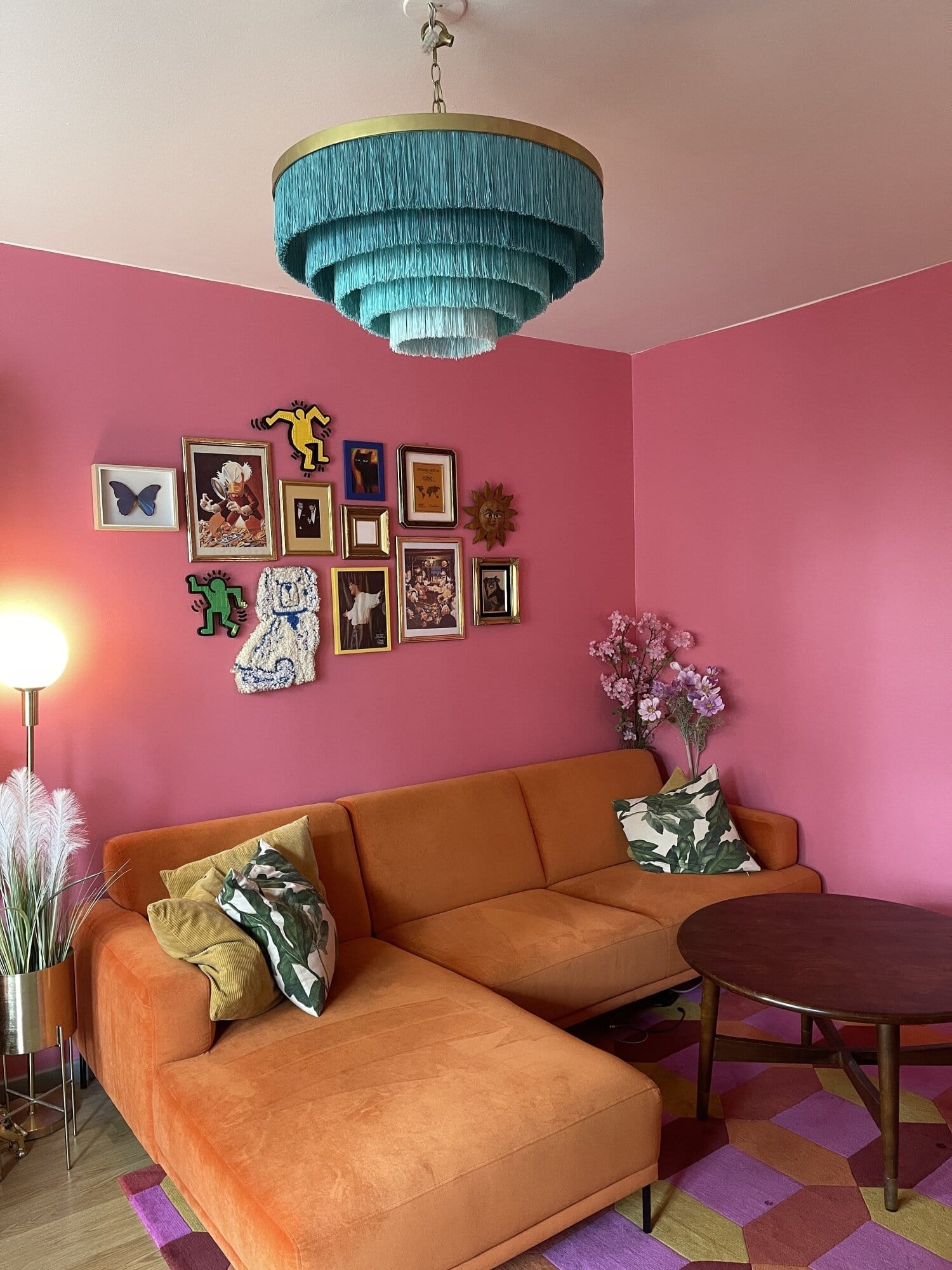 Kodin erilaiset tekstuurit pääsevät oikeuksissaan niin matoissa, huonekaluissa kuin seinäkoristeissa.