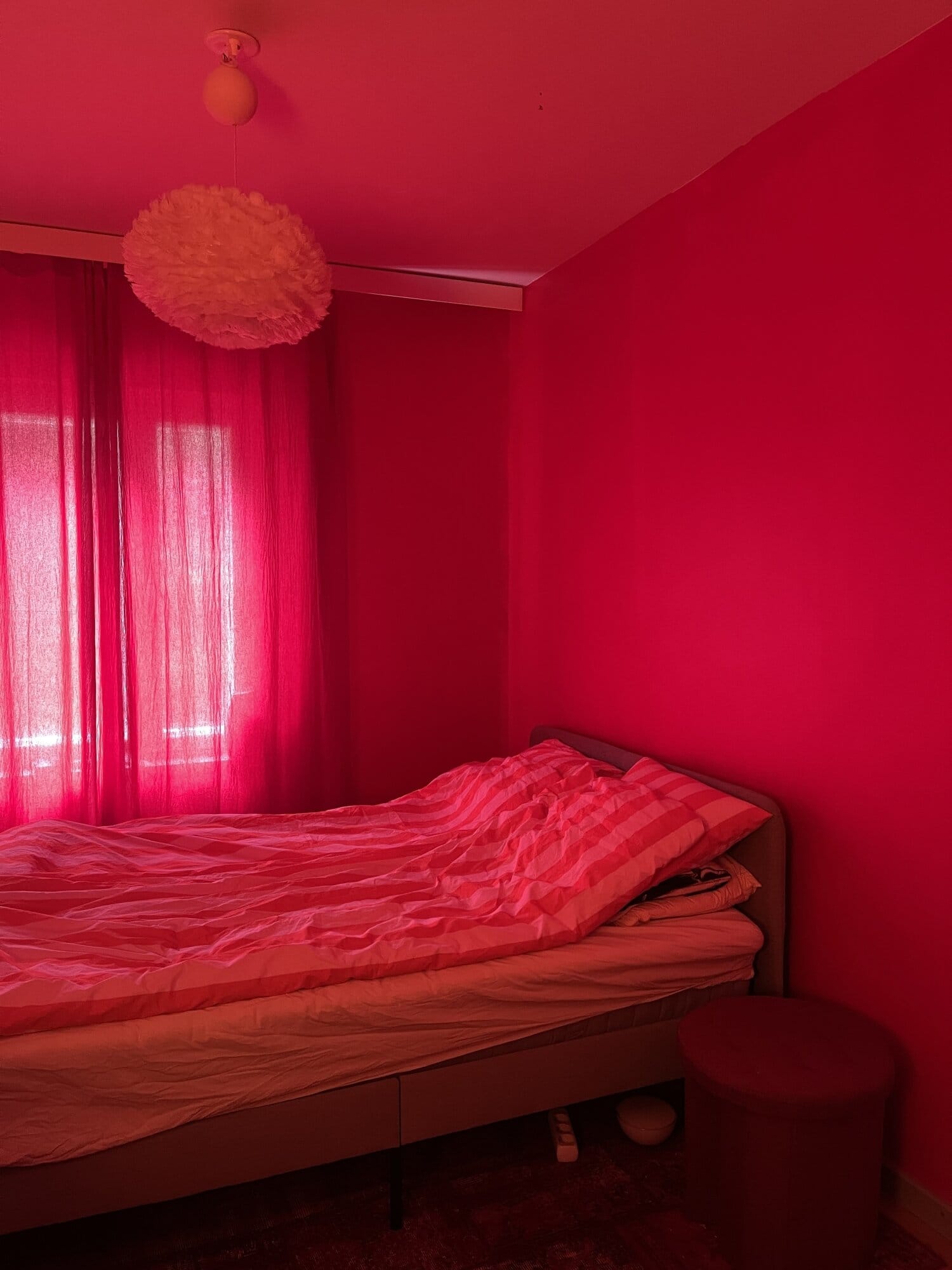 Sini Laitisen kodin jokaiseen huoneeseen kuuluvat vahvat värit.