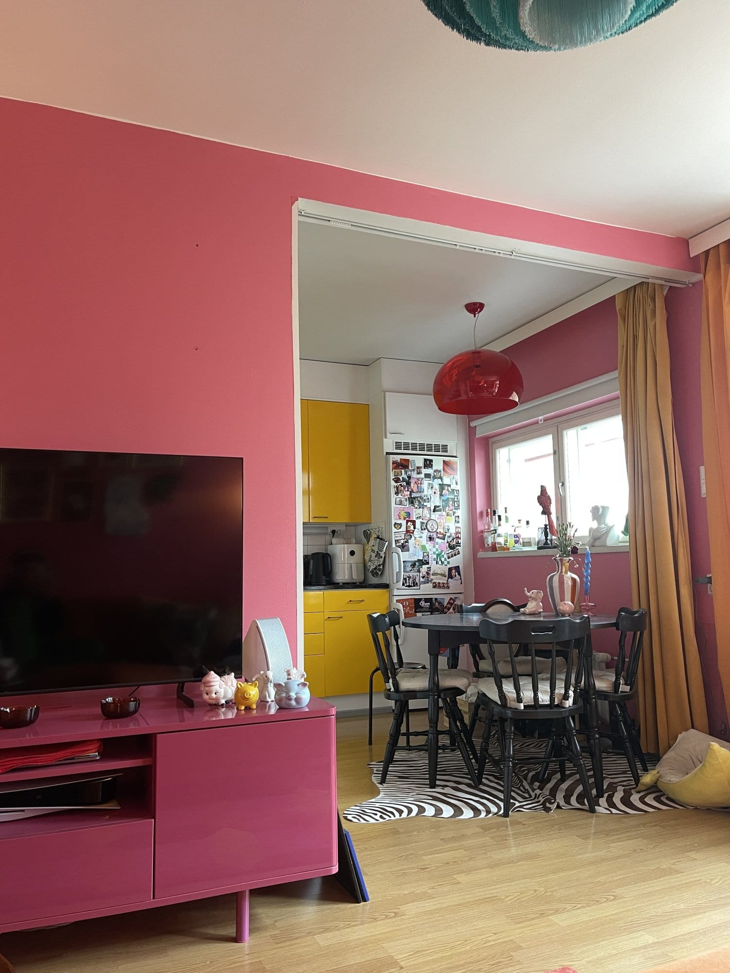 Laitisen kotona katse kiinnittyy moniin eri yksityiskohtiin, vaikka sisustaminen onkin vielä kesken.