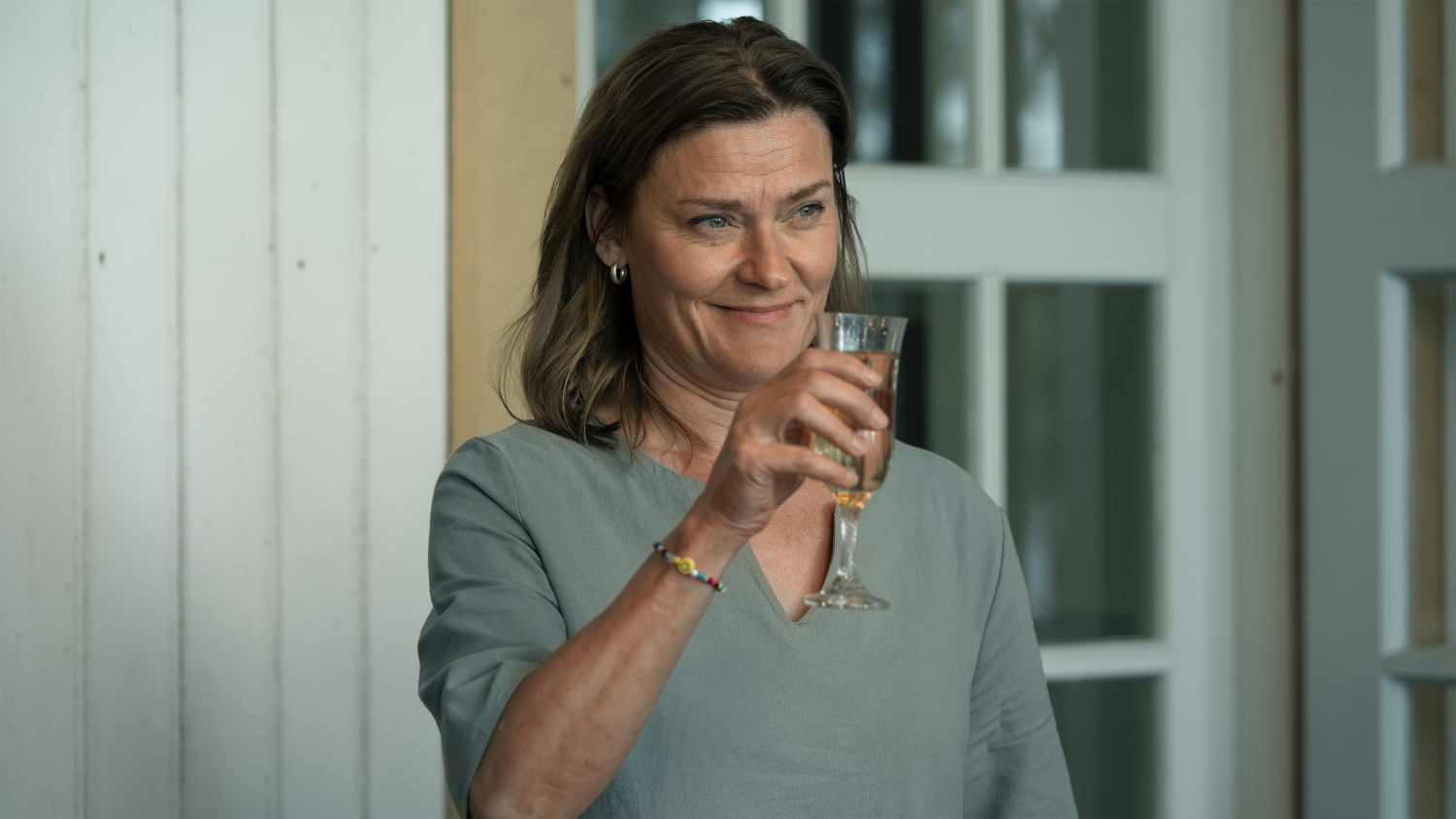 Pirjo Lonka esittää perheenäiti Hannelea, joka päättää kokeilla salasuhdetta.