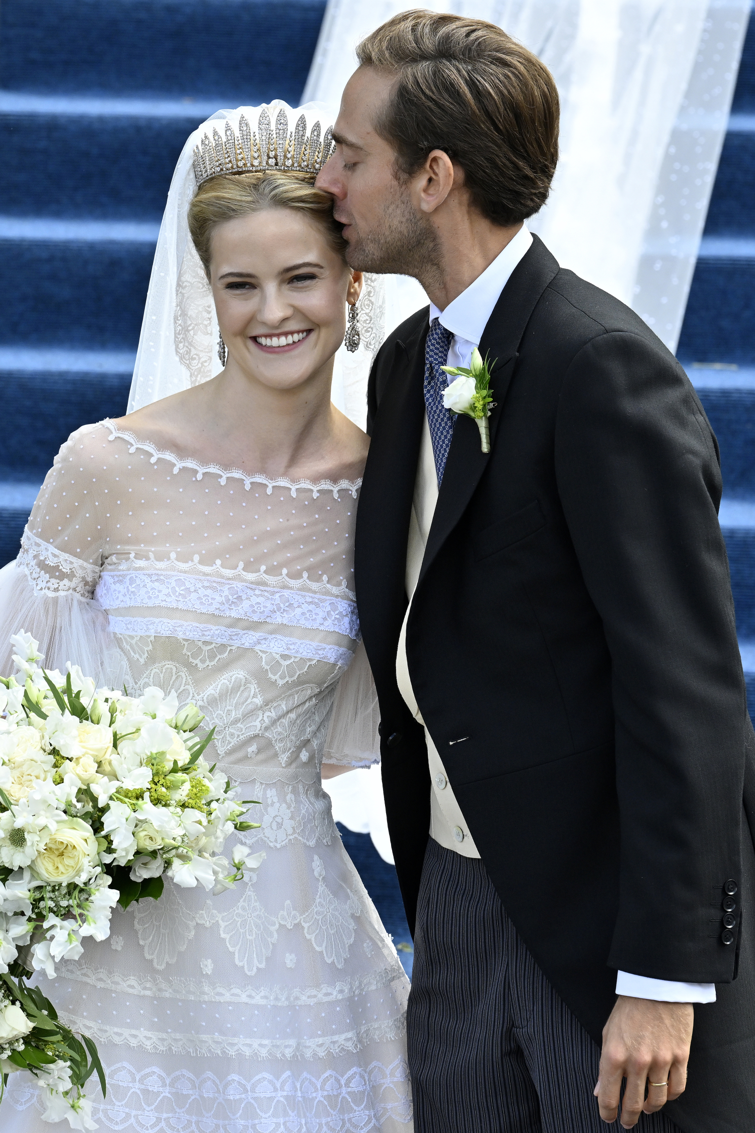 Vasta avioitunut pari hehkui onnellisuutta.