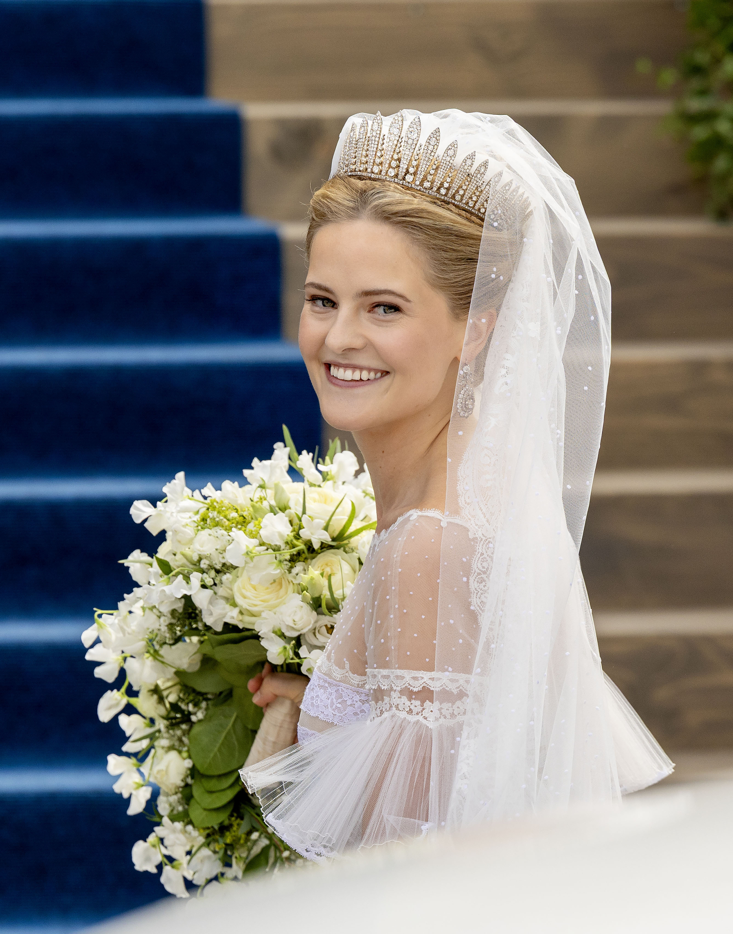 Näin säteilevän upealta morsian näytti Pyhän Florinin katedraalin edustalla.