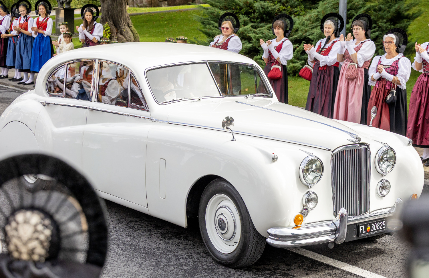 Hääparin kulkupelinä toimi valkoinen vintage Rolls-Royce.