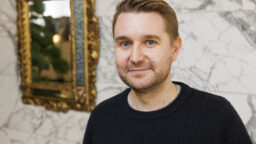 Joonas Nordman julkaisi saunakuvan – vierellä löylyistä nauttii myös karvainen kaveri