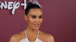 Kim Kardashian yhdisti asuunsa parjatun kombon – onko lopputulos hitti vai huti?