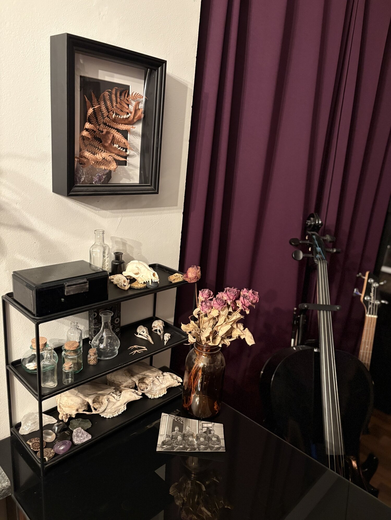 Vaikka synkät teemat näkyvät selvästi sisustuksessa, geneerinen halloween-teema ei vetoa Kolariin.