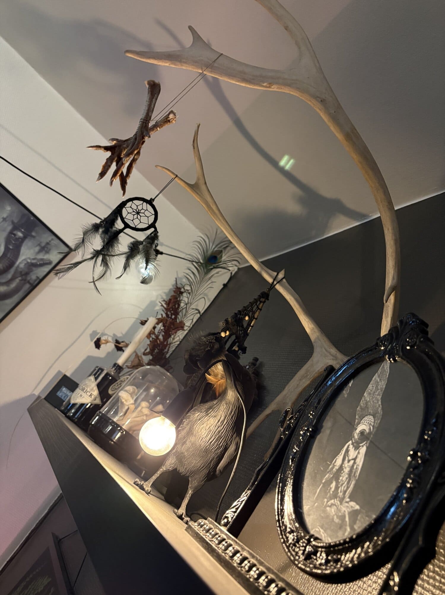 Kolari on mielissään, jos hänen kotona vierailevat ovat kiinnostuneita esineiden alkuperästä.