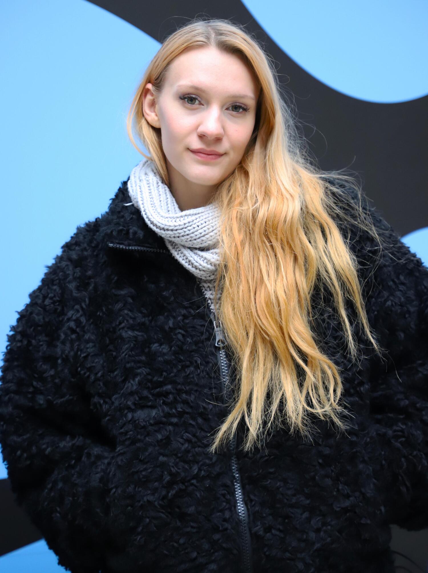 Mäntynen kertoo albumin sanoman olevan se, ettei elämä ole vakavaa ja ettet ole ikinä yksin.