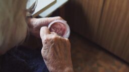 Yllättävä löydös – yksin syöminen heikentää ikääntyneiden terveyttä